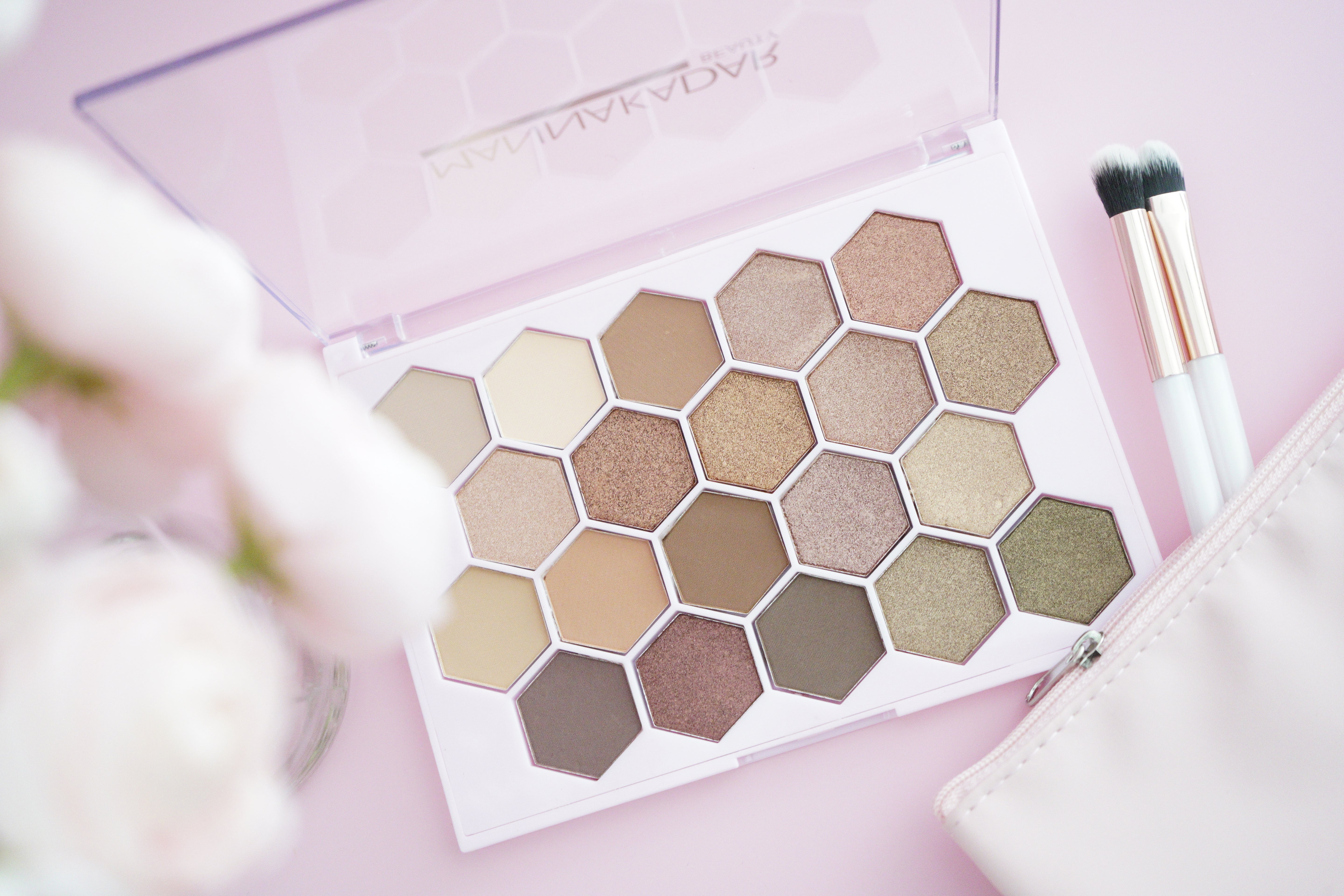 Manna Kadar Honey Bee Eyeshadow palette showing all shades of brown, rust, gold and creams with 2 brushes that come in the kit.